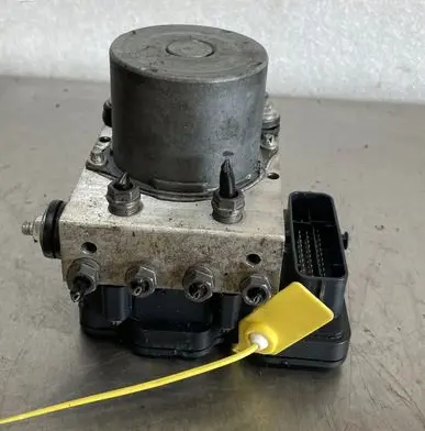 Volkswagen Golf V Master brake cylinder 