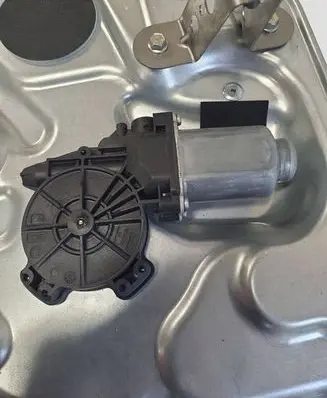 Nissan Qashqai Front door window regulator with motor