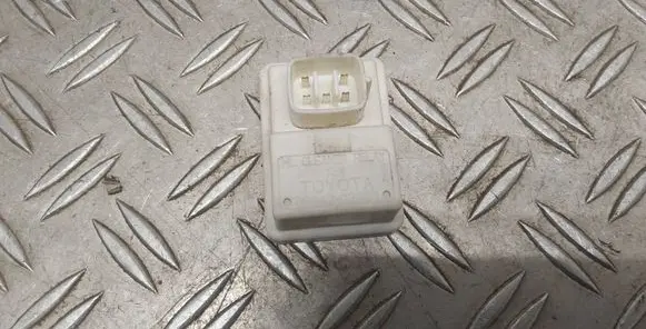 Toyota RAV 4 (XA40) Light washer relay 8594202060