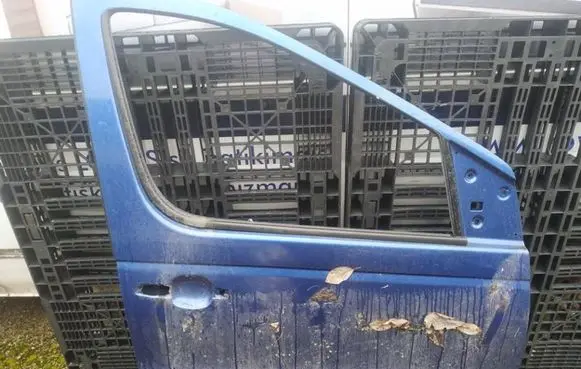 Mercedes-Benz Vaneo W414 Front door melynos