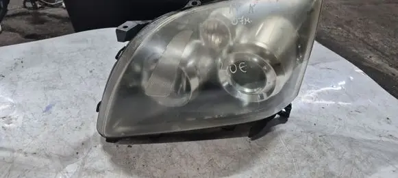 Toyota Avensis T270 Headlight/headlamp