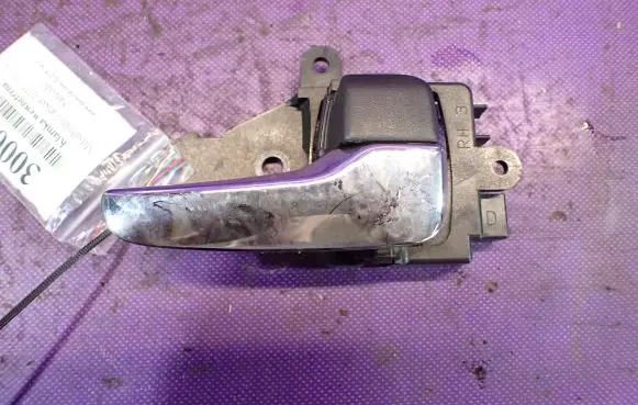 Mitsubishi Lancer VIII Front door interior handle MN105360