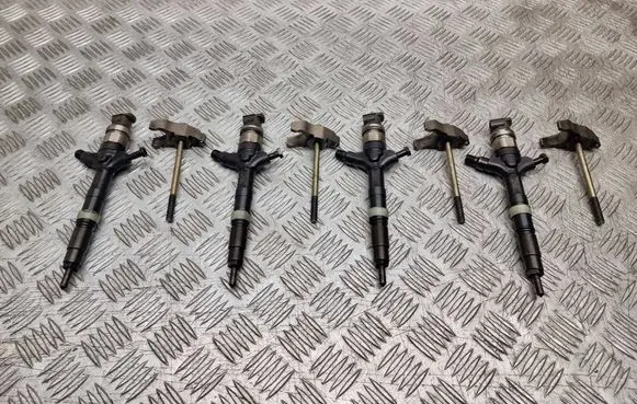 Toyota Avensis T250 Fuel injectors set 236700G010 12D02332