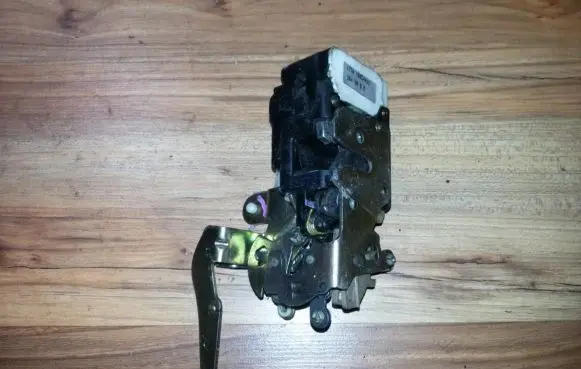 Opel Sintra Front door lock 16624432