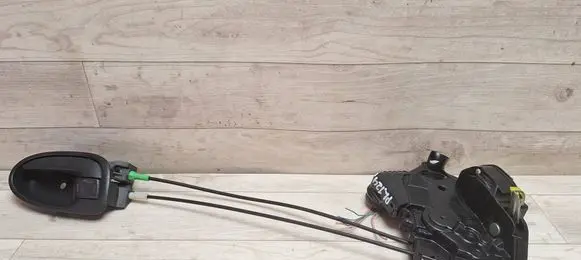 Toyota Yaris Front door lock 