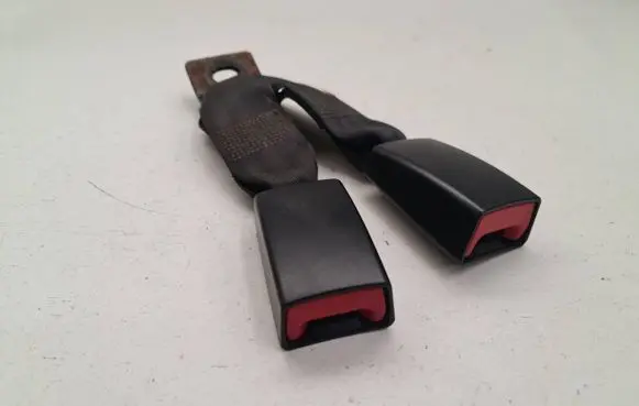 Middle seatbelt buckle (rear)