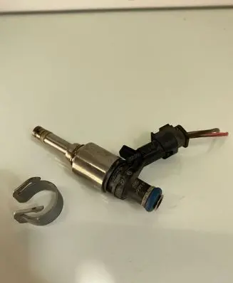 Audi A5 8T 8F Fuel injector 0261500057 06H906036F