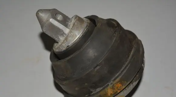 BMW 5 E39 Engine mount bracket