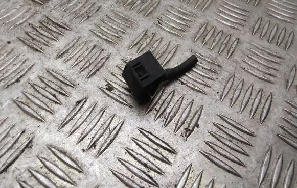 Nissan Qashqai Windshield washer spray nozzle 