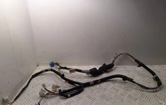 Toyota Verso Front door wiring loom 821520F060 82152OF060B