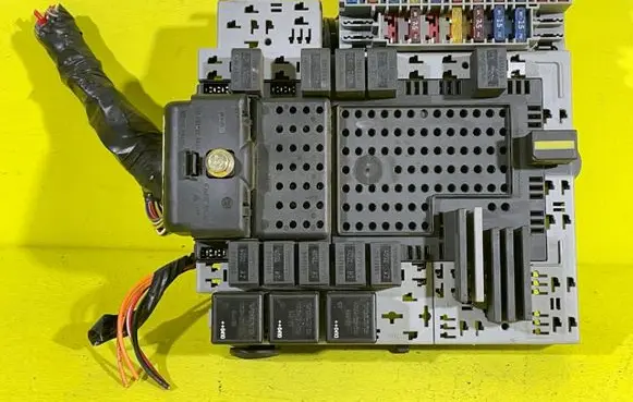 Volvo XC90 Relay mounting block 268KM
