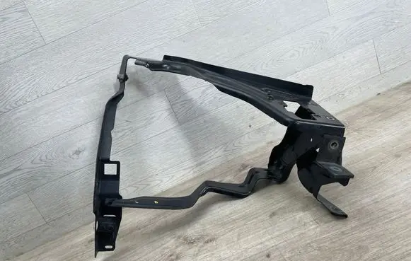 Headlight/headlamp mounting bracket