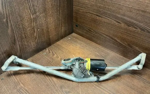 Front wiper linkage