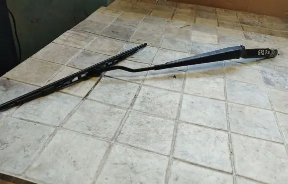 Toyota Avensis T220 Front wiper blade arm 182440