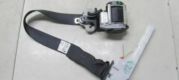 Nissan Pulsar Front seatbelt