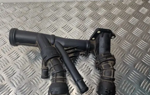 Volkswagen PASSAT B8 Engine coolant pipe/hose 04L121071E