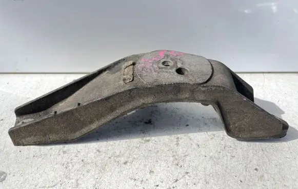 BMW 5 E39 Engine mounting bracket 1096079