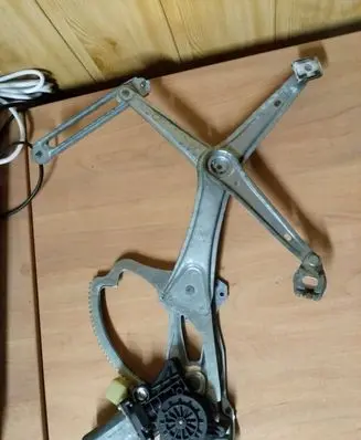 Mercedes-Benz E W210 Front door window regulator with motor 130821709