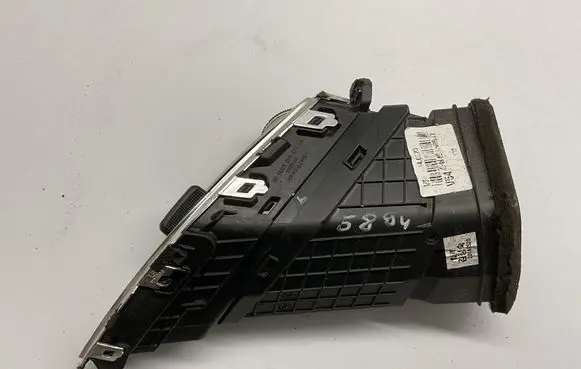 Hyundai i40 Dash center air vent grill U09D02