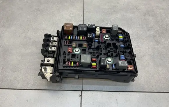 Opel Astra K Fuse module 39040857
