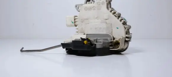 Audi A6 S6 C6 4F Front door lock 4F1837015G