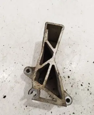 Volvo XC70 Engine mounting bracket