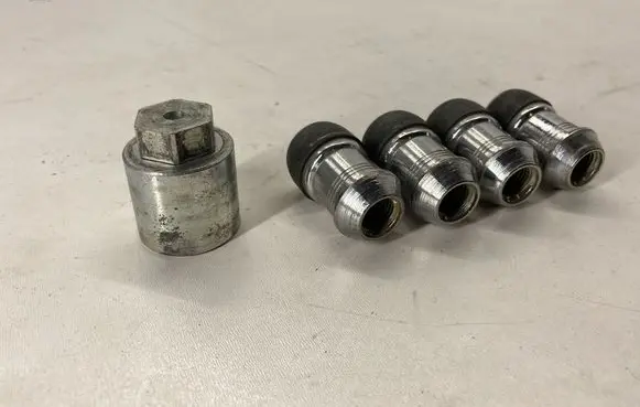 Jeep Grand Cherokee Anti-theft wheel nuts and lock 073629D K6859124