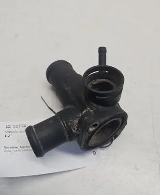 Volkswagen Golf III Engine coolant pipe/hose 068121133AE