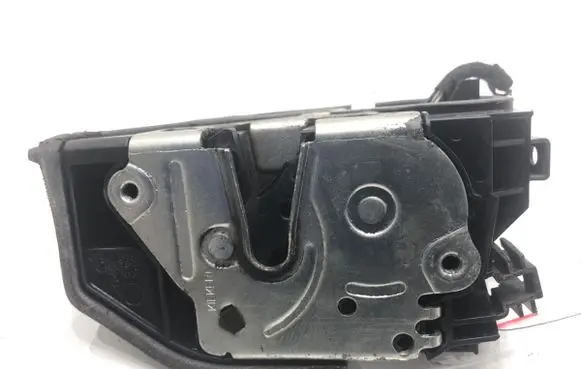 BMW X3 E83 Front door lock 7202143