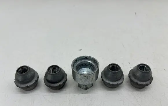 Ford Ecosport Anti-theft wheel nuts and lock 