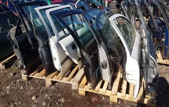 Audi A4 S4 B5 8D Rear door sidabrines