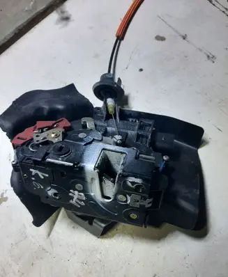 Audi A4 S4 B6 8E 8H Rear door lock A6630F