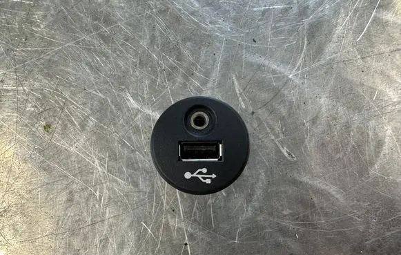 Nissan Qashqai USB socket connector 
