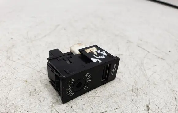 BMW 4 F32 F33 AUX in-socket connector 9229246 84109229246