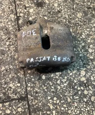 Volkswagen PASSAT B6 Front brake caliper