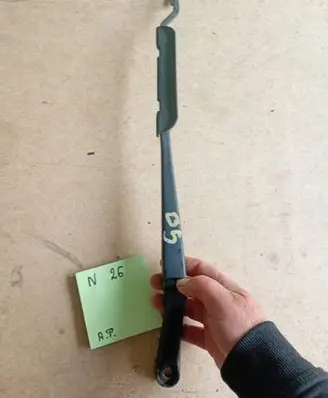 Volkswagen PASSAT B5 Front wiper blade arm 98565