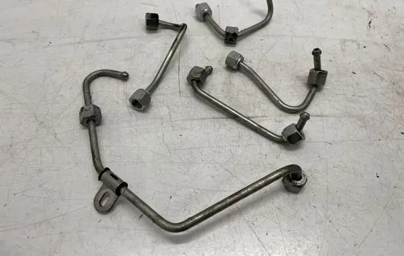 Fuel injector supply line/pipe