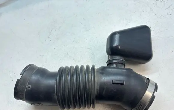 Subaru Impreza II Air intake duct part B031