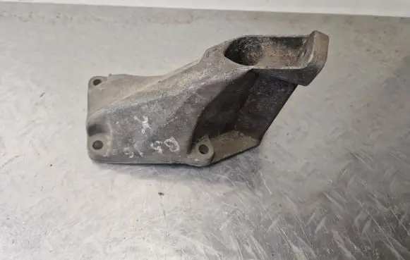 Volkswagen PASSAT B5.5 Engine mounting bracket 8D0199307P