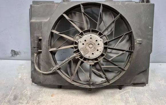 Radiator cooling fan shroud