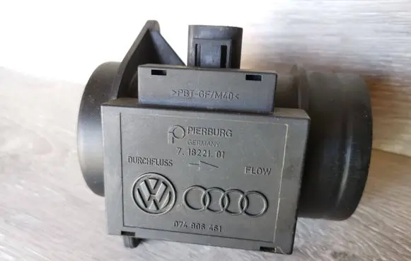 Volkswagen Golf V Mass air flow meter 074906461 71822101