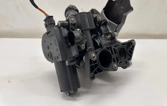 Thermostat/thermostat housing
