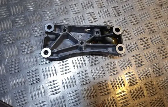 Volkswagen Jetta VI Gearbox mounting bracket 1K0199117
