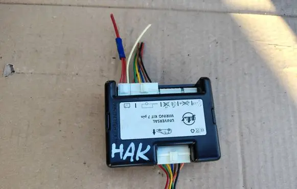 Volkswagen PASSAT B6 Tow bar relay 