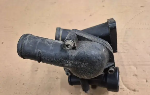 Volkswagen Golf III Thermostat/thermostat housing 021121133A 021121121