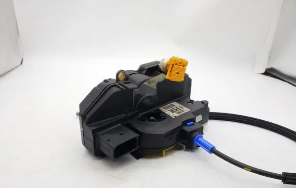 Opel Insignia A Front door lock 13579522