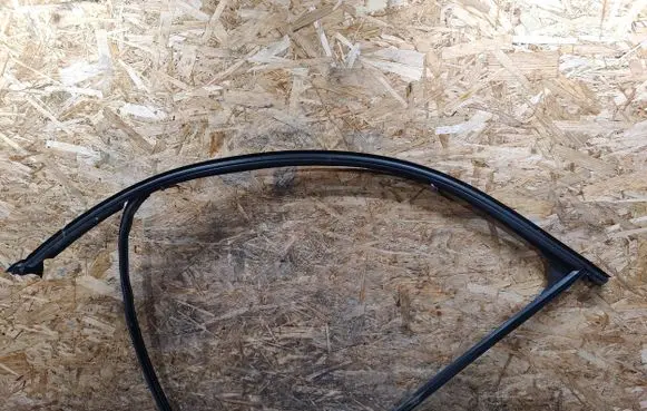 Volvo S40 Rubber seal front coupe door window 