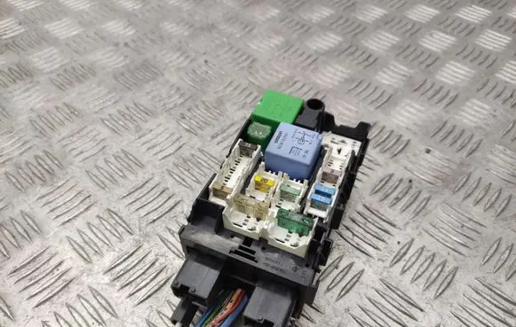 Peugeot 508 Fuse module 9665492680