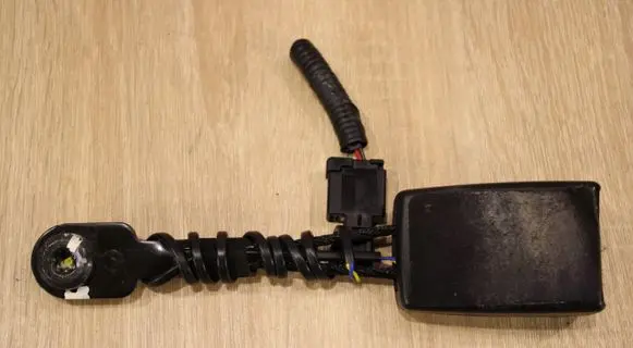 Front seatbelt buckle