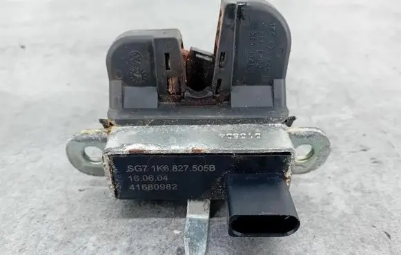 Volkswagen Golf V Tailgate lock latch 1K6827505B